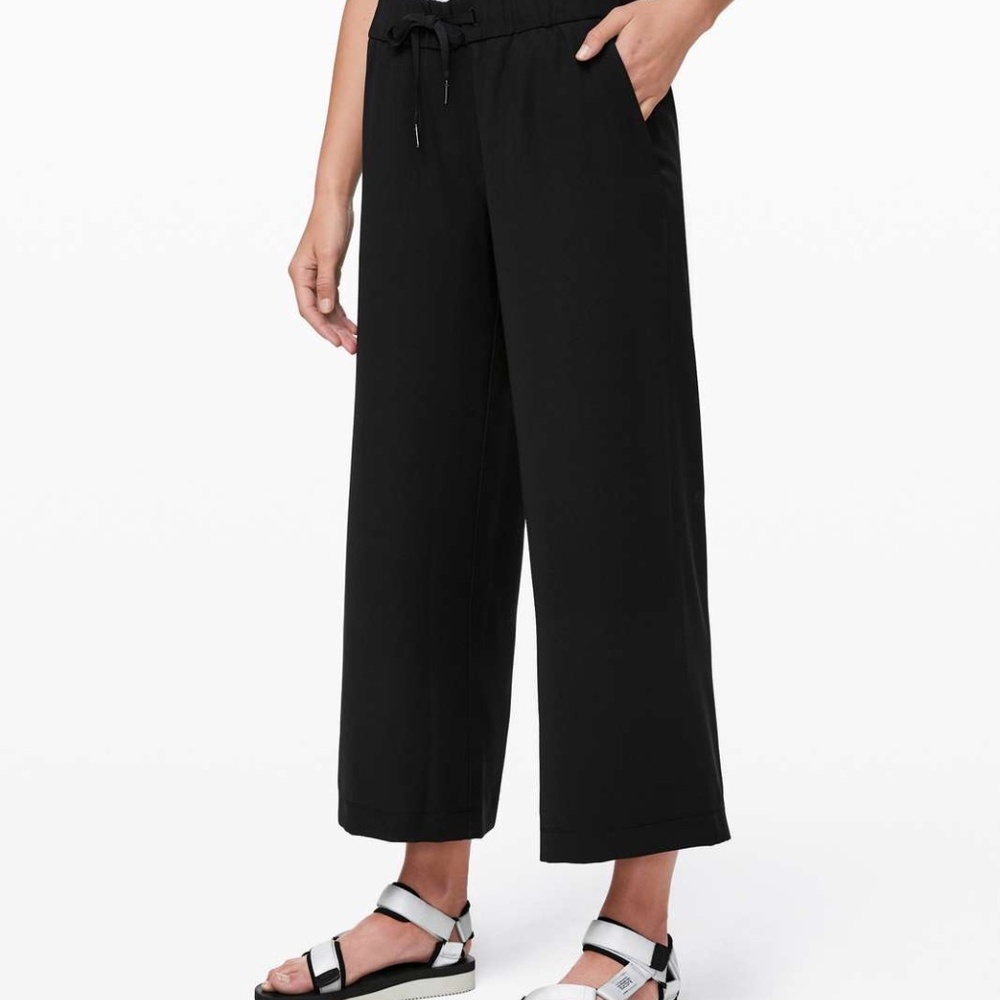 Lululemon On the Fly Wide-Leg 7/8 Pant *Woven Black, size 4, like new